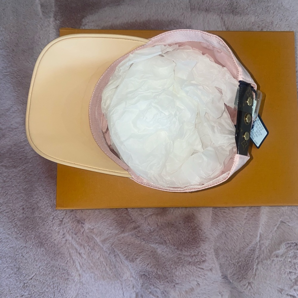LOUIS VUITTON PINK HAT - Picture 5 of 7